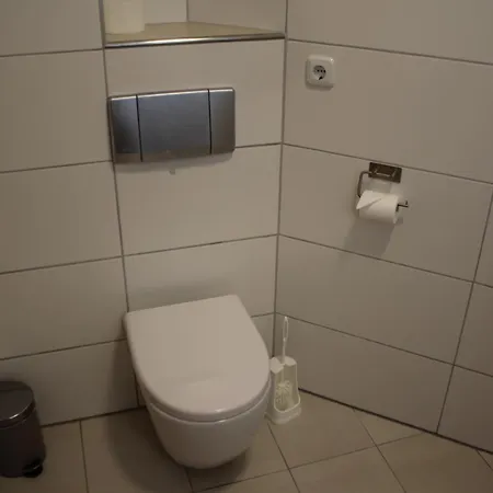 Großzügiges Erdgeschoßapartment Mit Balkon Und Eigenen Kostenlosen Parkplatz *