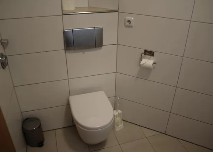 Grosszuegiges Erdgeschossapartment Mit Balkon Und Eigenen Kostenlosen Parkplatz *